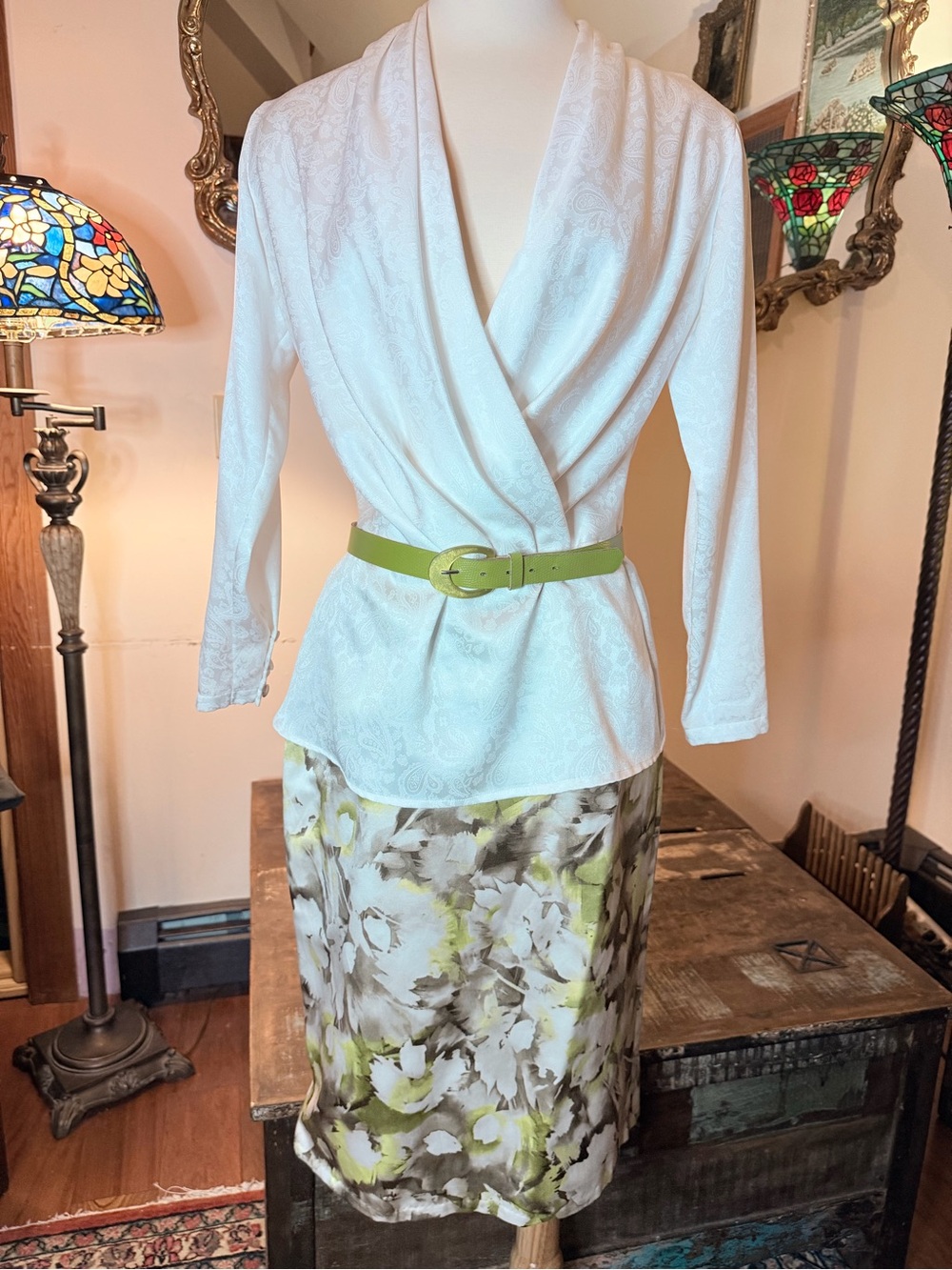 Outfit: Jacquard classic White Blouse w/ Satin Floral Midi Skirt  & vintage belt